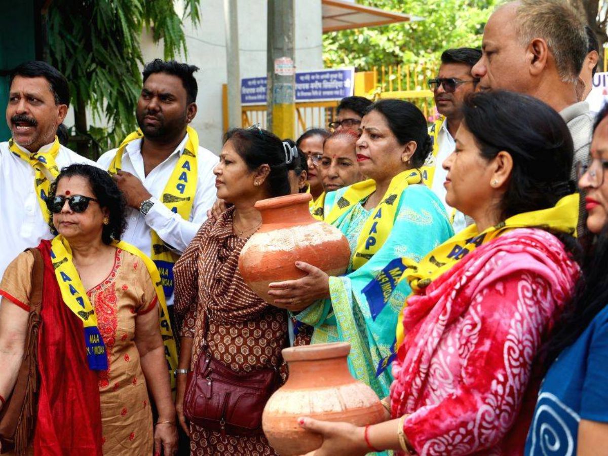 AAP stages ‘Matka Phor’ protest over Delhi water crisis