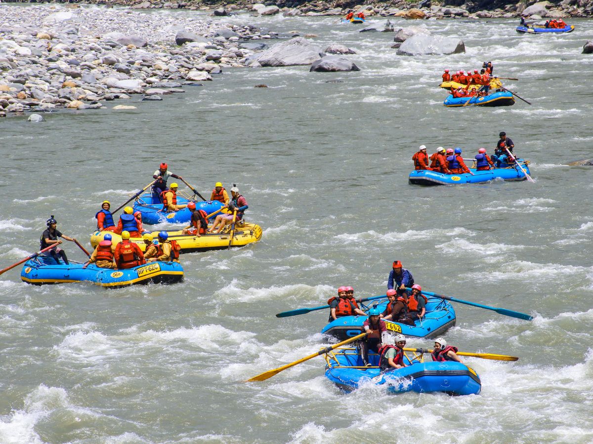 Weekend rush boosts tourism in Manali as visitors flock to escape scorching heat