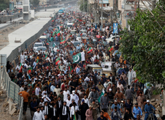 Dry taps, boiling tempers: Angry Karachi residents block major hub over 4-month water crisis