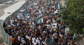 Karachi Residents Block Roads Over 4-Month Water Crisis, Traffic Hit Hard