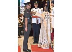 President confers 51 gallantry awards at Defence Investiture Ceremony