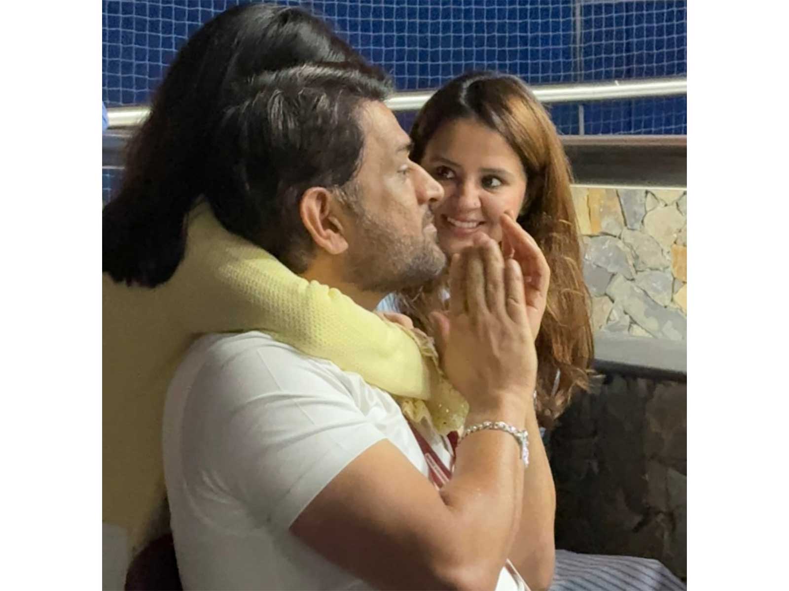 MSD with wife Sakshi and daughter Ziva (Image source: Sakshi's Instgagram) MSD with wife Sakshi and daughter Ziva (Image source: Sakshi's Instgagram)