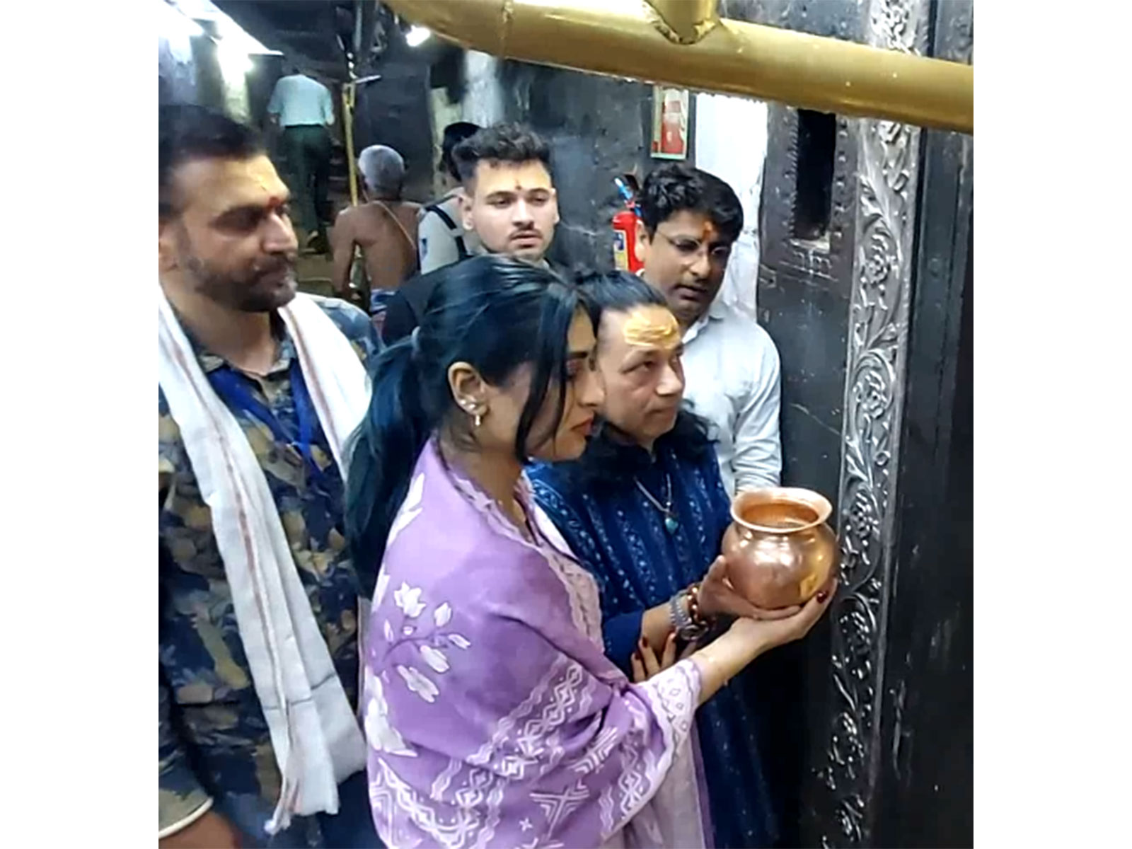 Kailash Kher visits Mahakaleshwar Temple in Ujjain (Photo/ANI)