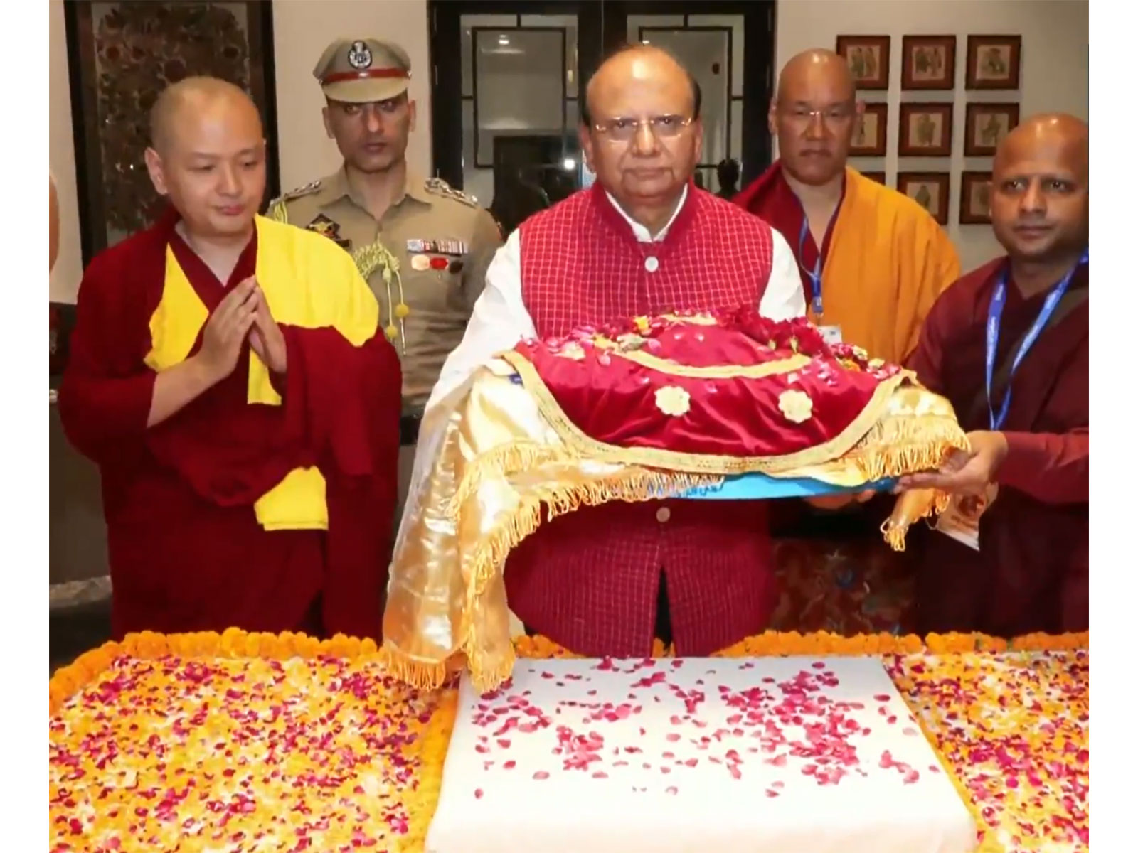 Lieutenant Governor of Ladakh Vinai Kumar Saxena carrying the holy relics (Photo/ANI) Lieutenant Governor of Ladakh Vinai Kumar Saxena carrying the holy relics (Photo/ANI)