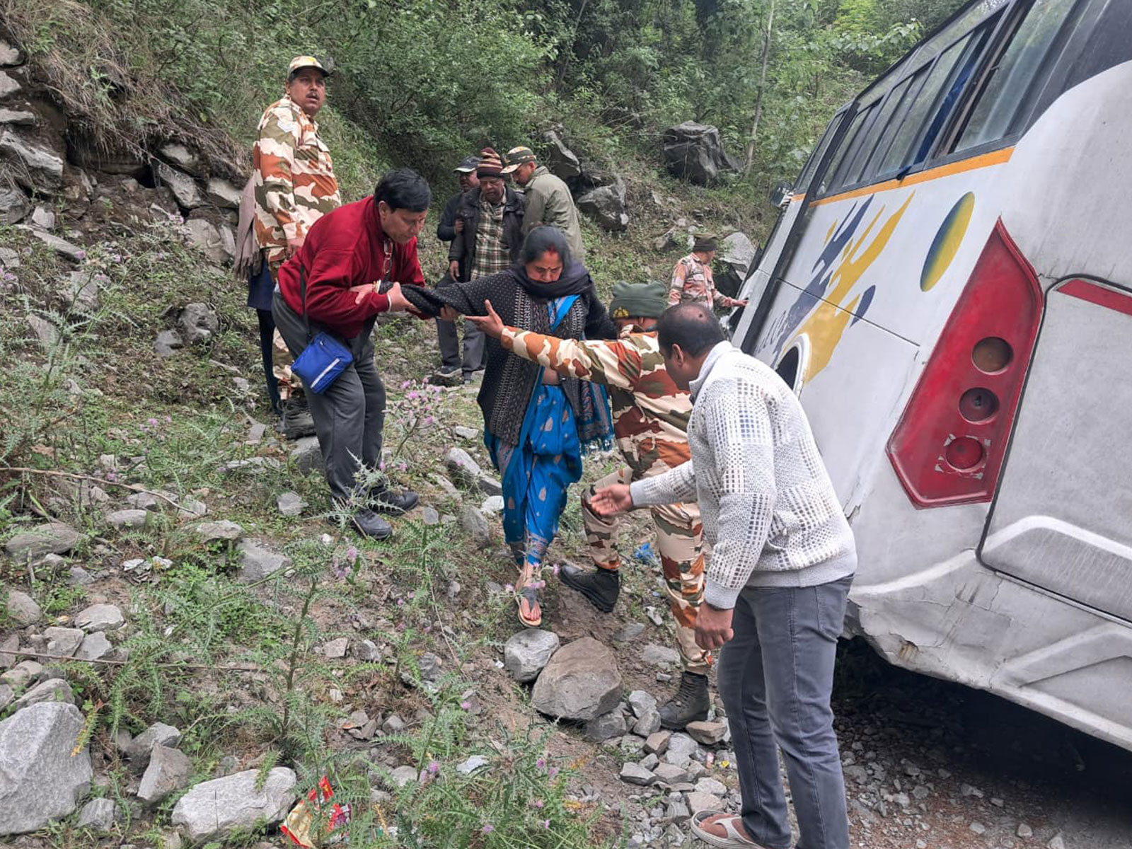 Bus carrying pilgrims escapes crash on Badrinath highway