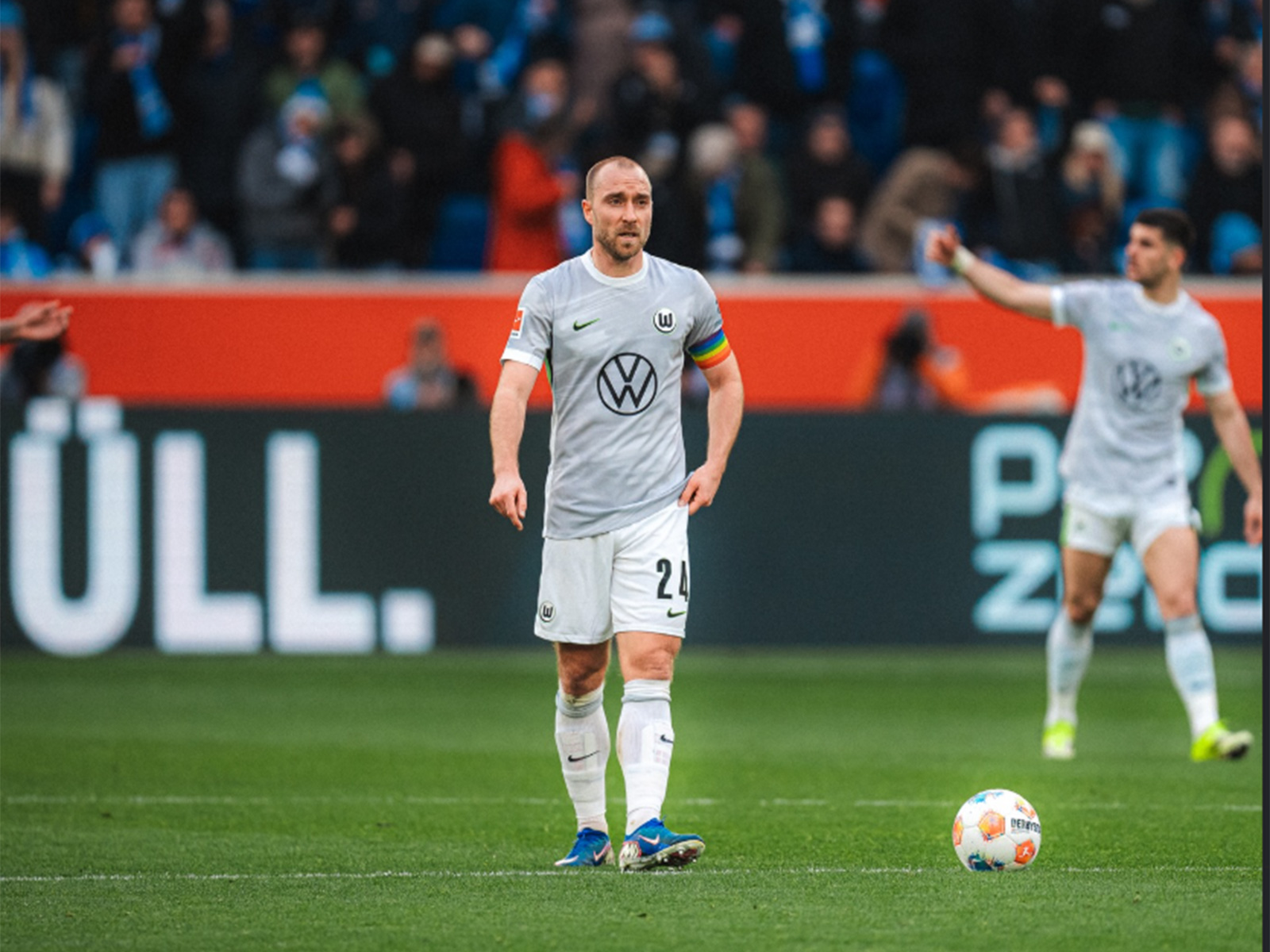 Christian Eriksen suffers on-field collapse, match called off