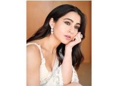 Sara Ali Khan offers prayers at Gurdwara Bangla Sahib in Delhi