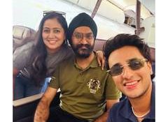 Singer Harshdeep Kaur bumps into cricketer Abhishek Sharma on a flight, shares picture