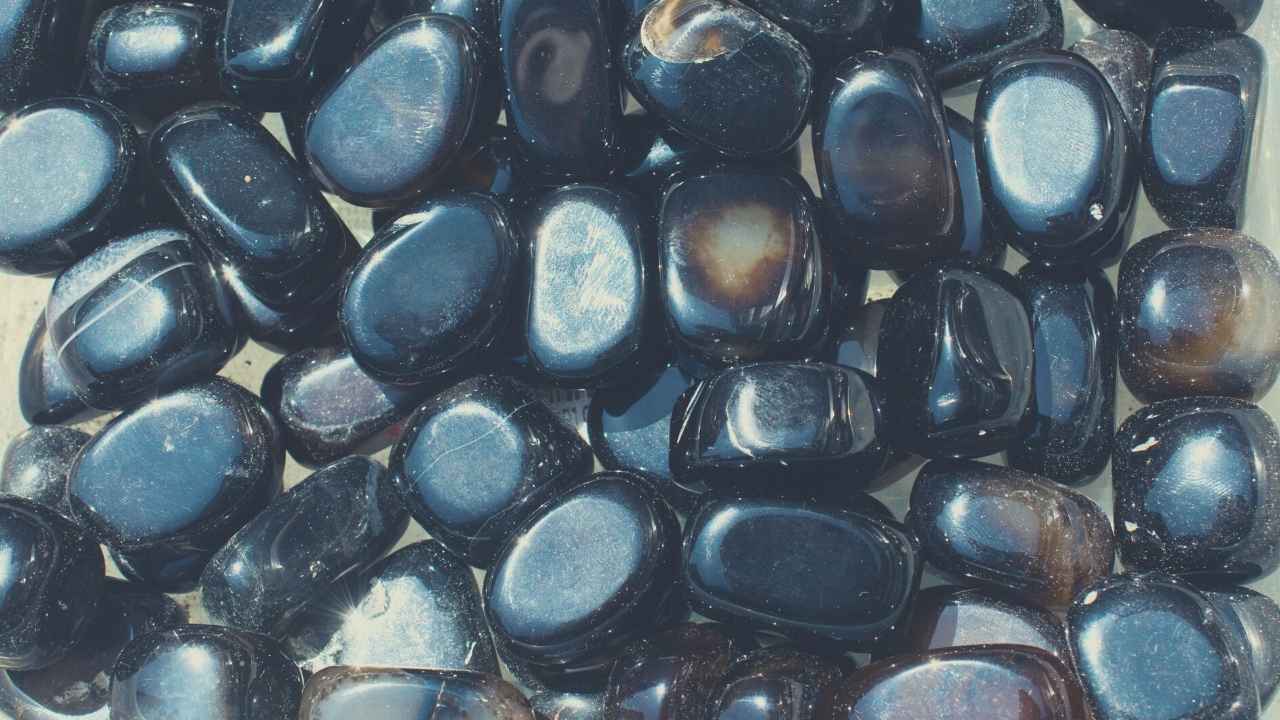 9 Remarkable Black Agate Metaphysical Meanings & Uses